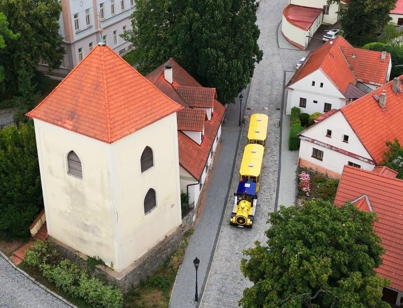 Oblíbený benešovský ekovláček zahájí letošní sezonu ve středu 1. dubna. Návštěvníky i místní opět sveze mezi centrem Benešova a areálem zámku Konopiště a nabídne pohodlný i zážitkový způsob, jak poznat město i jeho okolí.