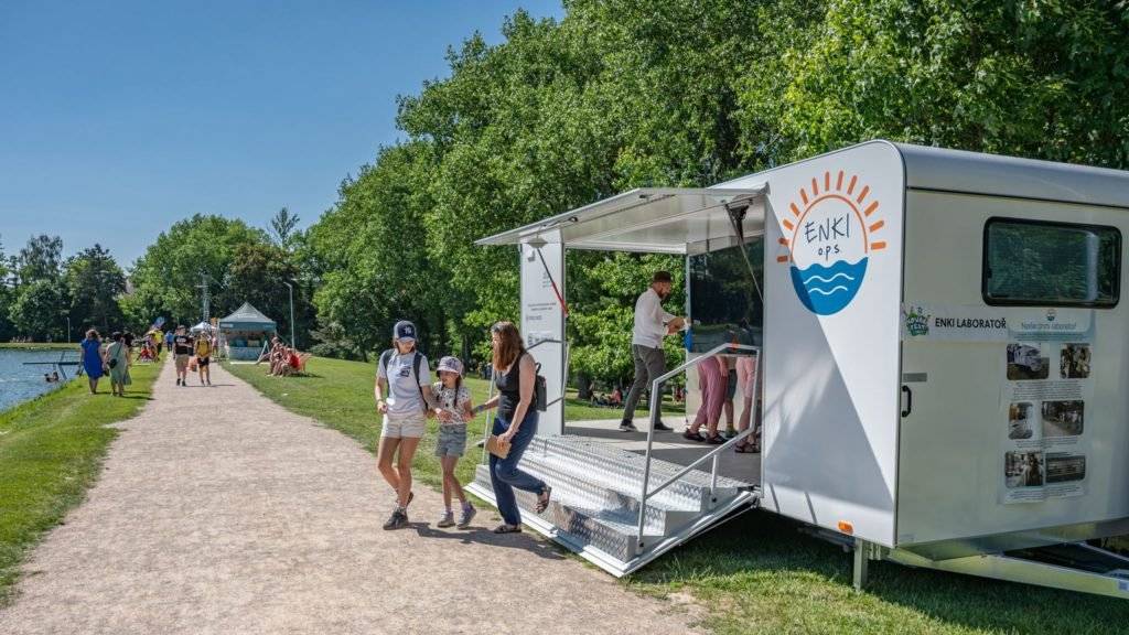 Zajímá vás, co se děje pod hladinou? Který náš rybník je nejčistší a kde je nejvíc života? Přijďte se podívat v neděli 22. března 2026 k rybářům na Velkou Obůrku (V obůrkách 3). Pozvali jsme odborníky ze společnosti Enki (Třeboň), aby nám v terénu přiblížili vodní ekosystémy našich rybníků v širších souvislostech. Můžete se těšit na praktické ukázky, díky mobilní laboratoři a nejmodernějším laboratorním technologiím se můžete podívat na vše, co v našich rybnících žije, novým a inovativním způsobem. Lektoři nám na několika stanovištích předvedou odlovené ryby, vodní šneky, larvy hmyzu a velké množství mikroskopických vzorků. Kdo v neděli přijde, bude se moci podívat na to, co vodní ekosystémy obsahují, jak se dynamicky vyvíjí a jak reagují na změny v okolní přírodě. Pomocí dronu se podíváme, jak nyní vypadají rybníky z výšky, zkusíme mechanicky vyčistit vodu, a mnoho dalšího. Akce je určená všem věkovým skupinám od nejmenších dětí přes mládež až po dospělé a seniory. Můžou přijít úplní laici, i odborná veřejnost – lektoři jsou připraveni flexibilně přizpůsobit obsah a formu výkladu jednotlivým skupinám návštěvníků. Mobilní laboratoř bude na místě po celý den (8 – 16 h). Věříme, že se Den vody vydaří a ve Vinoři vznikne nová zajímavá tradice. Srdečně vás zveme k mobilní laboratoři! Akce se uskuteční u příležitosti Světového dne vody (22. 3.) Akci pořádá Městská část Praha-Vinoř ve spolupráci s Rybáři Vinoř a Komisí pro životní prostředí