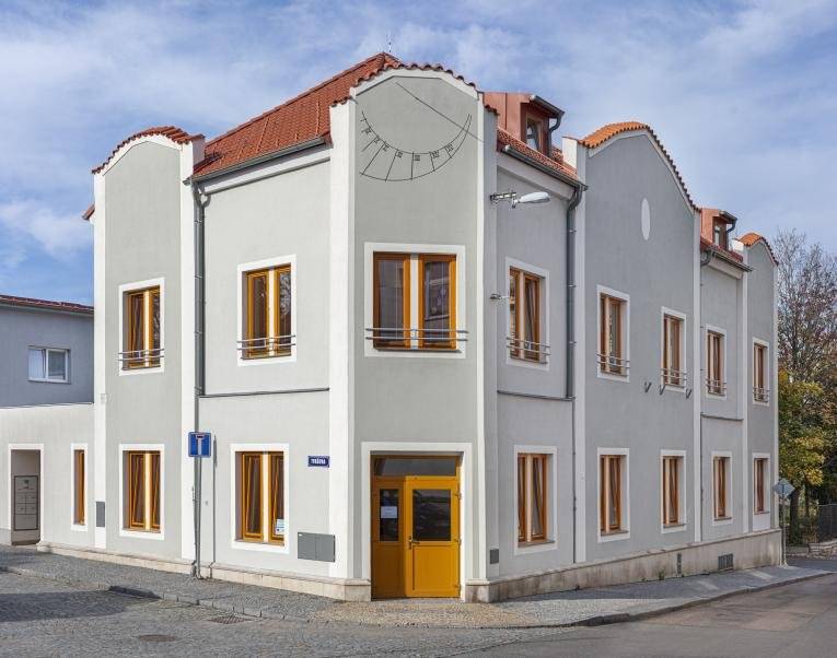 Příspěvková organizace Pardubického kraje poskytuje dvě pobytové sociální služby komunitního typu – domov se zvláštním režimem a chráněné bydlení.    https://domovnaceste.cz/