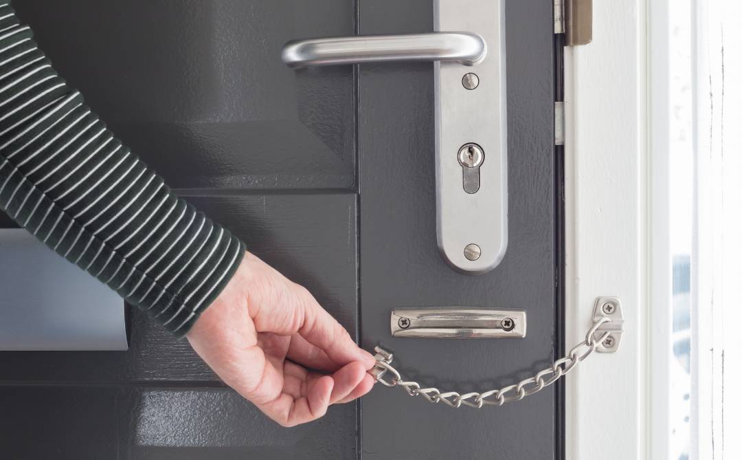 Také v letošním roce mohou frýdeckomístečtí senioři využít nabídku městské policie a nechat si zdarma nainstalovat na dveře bytu i rodinného domu bezpečnostní řetízek, který patří mezi základní prvky sloužící k ochraně zdraví a majetku. Požádat si můžete osobně nebo telefonicky na Městské policii Frýdek-Místek +420 777 921 360 (v čase pondělí až pátek 08.00 – 12.00) nebo prostřednictvím sociálních pracovníků různých institucí.  Podmínkou je seniorský věk a trvalý pobyt ve Frýdku-Místku. Více o projektu na webu města: STRÁŽNÍCI VE FRÝDKU-MÍSTKU NABÍZÍ SENIORŮM MONTÁŽ BEZPEČNOSTNÍCH ŘETÍZKŮ ZDARMA | Frýdek-Místek