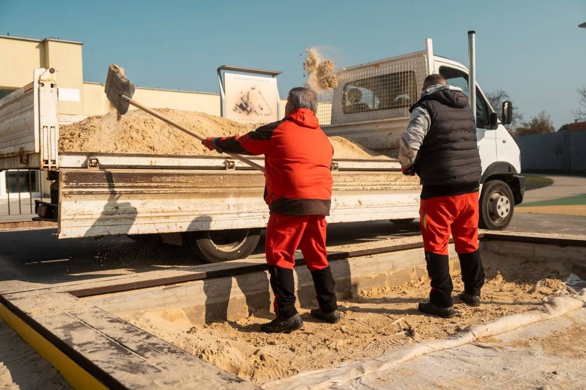 Nie je to chyba – začala sa jarná údržba mestských pieskovísk. Postupne vymeníme piesok na všetkých 37 mestských pieskoviskách. Počas údržby sú pieskoviská dočasne prázdne, aby bolo možné priestor dôkladne vyčistiť a vydezinfikovať. Následne sa nechávajú približne týždeň preschnúť a až potom sa doplní nový, hygienicky nezávadný piesok. Prosíme o trpezlivosť – robíme všetko pre to, aby mali deti čoskoro opäť bezpečné a kvalitné miesto na hranie.   Viac informácií nájdete v tomto článku.