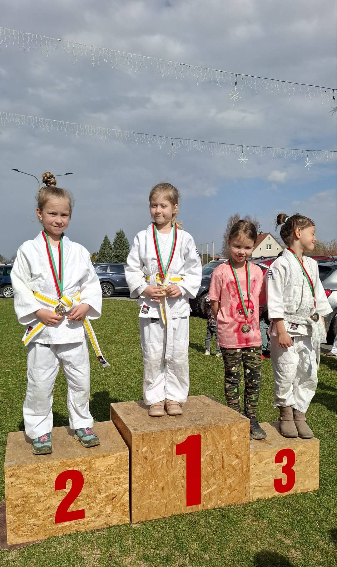 O víkendu to bylo velké. Konalo se 1.kolo Mistrovství klubu, účast 315 bojovníků ze 14 základen Judo Beskydy. Navíc byli pozvání hosté z judo klubu Obchodníca. DDDémoni z Domaslavic v silné konkurenci skončili čtvrtí. Obrovská gratulace a poděkování rodičům, bojovníkům, fanouškům a podporovatelům. Jsme Judo Beskydy a jsme velmi pyšní, že jsme součástí.