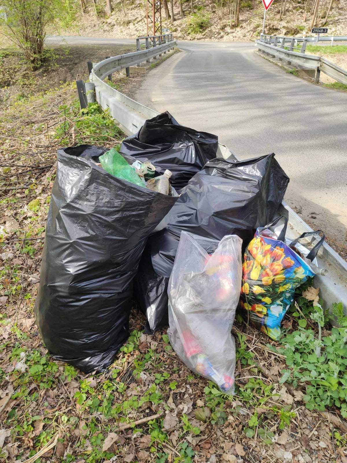 Přijďte společně uklidit naše okolí a udělat si hezčí místo pro život.  Akce se uskuteční dne 30. 3. 2026 od 14:00 hodin u ZŠ Neštěmická.
