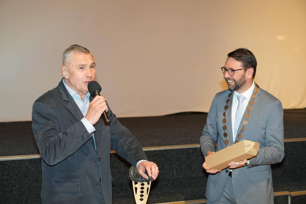 CHODOV (20. 3. 2026) – Osobností chodovského sportu za uplynulý rok se stal bývalý starosta Josef Hora, který se zasloužil o rozvoj a podporu sportu ve městě – ať už jako aktivní sportovec, trenér či politik. Ocenění mu bylo uděleno za celoživotní práci a výrazný podíl na budování sportovního zázemí i tradic v Chodově. Josef Hora se do sportovního života v Chodově zapojil již v šedesátých letech minulého století. Coby všestranný sportovec vyzkoušel různé pohybové aktivity, ale nakonec se jeho životní láskou stal basketbal. Jako aktivní hráč v týmu TJ OU Chodos Chodov stál doslova u zrodu nesmírně silné basketbalové tradice města, nicméně nesmazatelnou stopu v ní zanechal zejména jako trenér. Spolu s Václavem Valdmanem a Ladislavem Šperkou (tedy se svými spoluhráči z aktivních hráčských let) vedli od roku 1987 chlapecký oddíl, jehož největšími úspěchy bylo vítězství v prvním ročníku mezinárodního turnaje Limfjords Cup v dánském Lemvigu v roce 1991 a zisk titulu přeborníka Západočeského kraje v sezoně 1992/93. Po krátké trenérské odmlce, kterou mimo jiné vyplnil aktivní podporou hasičů a požárního sportu, se Josef Hora k trénování basketbalu vrátil v roce 1997. V trenérském tandemu se Standou Valdmanem se jim během dvou sezon podařilo poněkud nesourodému týmu mužů vtisknout osobitou basketbalovou tvář založenou na precizní zónové obraně a rychlém protiútoku. Položili tím základ největšímu úspěchu mužského seniorského basketbalu v Chodově v podobě účasti ve třetí lize v sezoně 2000/01. Rovněž byl spoluzakladatelem Tělovýchovné jednoty Batesta Chodov. Nelze opomenout ani jeho politickou angažovanost ve městě Chodov, v jejímž rámci se výrazně věnoval podpoře sportu. Za jeho působení ve funkcích tajemníka a následně starosty města vyrostlo v Chodově několik veřejných sportovišť. Za jeden z nejvýznamnějších kroků je považována výstavba nové sportovní míčové haly a s ní spojená rekonstrukce a vybudování zázemí pro volejbalisty a fotbalisty. Za zmínku stojí také výrazná podpora při budování školního atletického stadionu v Husově ulici, tenisových kurtů, kurtů na nohejbal nebo beachvolejbalového areálu v Bezručově ulici. Ocenění si Josef Hora převzal v rámci slavnostního vyhlášení výsledků tradiční ankety Sportovec roku 2025, které se konalo 19. března v Kulturním a společenském středisku. Ceny jednotlivým oceněným předával starosta města Patrik Pizinger, místostarosta Luděk Soukup a pozvaný host večera. Tím byl úspěšný český šermíř Martin Rubeš, člen bronzového týmu kordistů z olympijských her v Paříži. Večer zpestřil nejen svou přítomností, ale i přivezenou olympijskou medailí a krátkým rozhovorem. Součástí programu byla také doprovodná vystoupení. Diváci si užili taneční show skupiny One Crew, ukázky sportovních tanců v podání profesionálního páru Martina a Kateřiny Čechových i závěrečnou světelnou UV show Tom Prokretion. Další ocenění: Jednotlivci – mládež Amálie Rút Nováková – florbal – TJ Batesta Chodov Emma Švecová – volejbal – BVC Chodov Leontýna Pfeifer – kickboxing, grappling – Samurai Fight Club Lenka Kučerová – MMA, grappling – Samurai Fight Club Tomáš Novotný – stolní tenis – Sportovní klub stolního tenisu Chodov Jan Psota – tenis – TK Slavia Plzeň Martin Prošek – atletika – Školní atletický klub Chodov Max Javorský – šipky – Darts Academy Chodov Jednotlivci – dospělí Josef Terč – atletika – Školní atletický klub Chodov Kateřina Zapfová – volejbal – VK Lvi Praha Josef Münzer – atletika – Školní atletický klub Chodov Kolektivy – mládež Družstvo kadetek U18 – volejbal – BVC Chodov Kolektiv mládeže Samurai Fight Club – bojové sporty Kolektivy – dospělí Družstvo Sportovního klubu stolního tenisu Chodov „A“ Trenér roku 