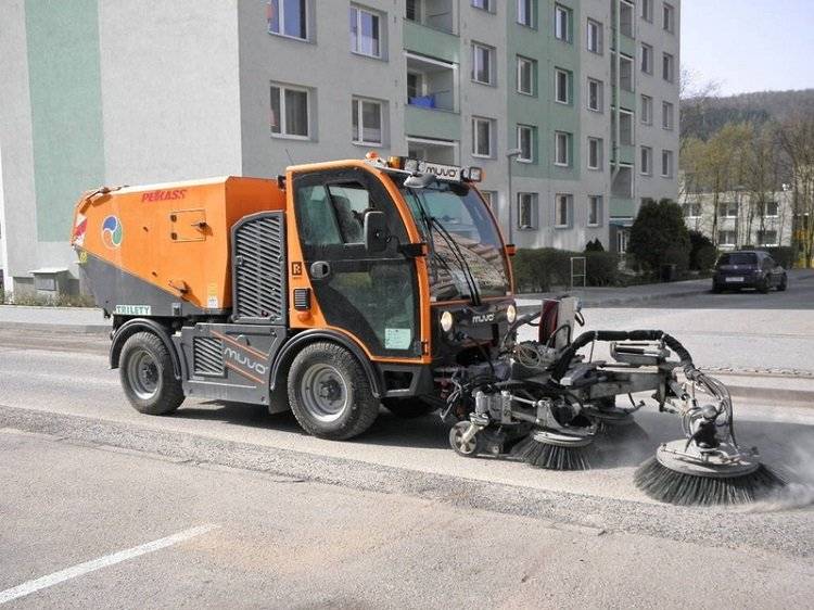 Oznamujeme občanům, že na závěr měsíce března a v průběhu dubna bude probíhat blokové čištění místních komunikací. Žádáme občany, aby respektovali umístěné přenosné dopravní značení a umožnili tak dokončení úklidu městských komunikací. Děkujeme za spolupráci. Po 30. 3. 2026  nám. Práce – nám. Práce, zastávka MHD Albert Smetanovo nám. – včetně obou parkovišť Smetanovo náměstí – kolem lékárny a střediska AZZA Smetanovo náměstí – parkoviště Rudoarmějec Osvobození – pod kostelem Komenského – levá strana – kolem zábradlí  Út 31. 3. 2026  Hybešova-Fibichova – hlavní tah od tunýlku na Ptačinu Neumannova – celá ulice včetně parkoviště Opletalova – od zast. MHD (pod MKS) po točnu BUSů U Kostela – včetně parkovacích míst u kostela, MěÚ, lékaři  St 1. 4. 2026  Hybešova – od zast. MHD k lávce přes železnici Krátká Bezručova – celá ulice Neumannova – úsek k novému hřbitovu  Čt 2. 4. 2026  Komenského – parkovací místa – blok A, blok B (pod inter.) Družstevní – ½ ulice-1/2 vnitrobloků  Út 7. 4. 2026  Komenského – parkovací místa – blok C, blok D (ke škole) Družstevní – ½ ulice – 1/2 vnitrobloků Blažkova – celá ulice Dvořákova – celá ulice  St 8. 4. 2026  Osvobození – pod halou až k lávce přes řeku Pod Horkou – celá ulice včetně svážné ke zdr. středisku Smetanovo náměstí – svážná kolem fotbalového hřiště  Čt 9. 4. 2026  Ronovská – úsek k ZŠ, úsek k výjezdu z Adamova Opletalova – od točny BUSů po garáže Údolní P. Jilemnického – od křižovatky Opletalova po MŠ  Pá 10. 4. 2026  Fibichova – úsek se zámkovou dlažbou Zahradní – celá ulice Plotní – celá ulice  Po 13. 4. 2026  Sadová – úsek žulových kostek vč. části parkoviště Lesní – celá ulice Komenského – od domu Kom. 6 po parkoviště Sadová Sadová – vnitroblok Sadová 16-20  Út 14. 4. 2026  nám. Práce – parkoviště u trafostanice Hradní – od křižovatky po TENZU cast Svitavská – od budovy Spartaku kolem fotb. hřiště Kolonie – celá ulice včetně plochy mezideponie BRKO  St 15. 4. 2026  P. Jilemnického – od MŠ po konec ulice vč. parkovacích ploch Opletalova – horní úsek – pod MKS Údolní – celá ulice Tererova – celá ulice  Čt 16. 4. 2026  Nádražní-Albert – středový pás mezi parkovacími místy RESTY + případné jarní bouřky (naplaveniny)