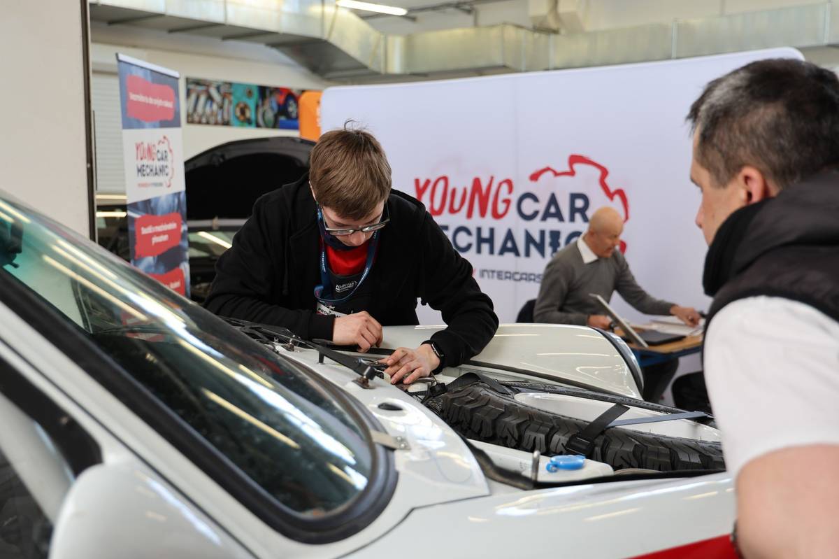 SOŠ a SOU Roudnice nad Labem v tomto týdnu hostí regionální kolo prestižní mezinárodní soutěže Young Car Mechanic. Na výkony mladých talentů oboru automechanik a servis motorových vozidel se dnes přijel podívat i hejtman Ústeckého kraje Richard Brabec. Společně se starostou Františkem Padělkem jim popřál úspěch a vyzdvihl vysokou úroveň odborného vzdělávání na roudnické škole.     "Je skvělé, že soutěž Young Car Mechanic hostíme právě na naší krajské střední škole v Roudnici nad Labem. Nejen ve vzdělávání automechaniků, ale i kuchařů, cukrářů a dalších oborů patří mezi opravdu elitní školy a rádi budeme v tomto projektu pokračovat," řekl hejtman.