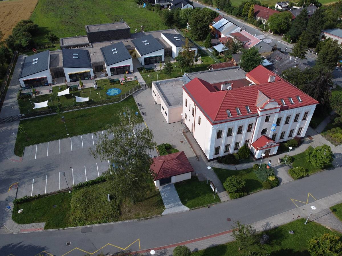 🕑 Upozorňujeme občany, že dnes přibližně od 14:00 hodin dojde ke zvýšenému pohybu vozidel a osob v okolí Kulturního domu Ostrava-Hrabová a budovy úřadu. 🚒 Důvodem je Setkání představitelů hasičských sborů, které potrvá přibližně do 18:00 hodin. 🚓 Doprava bude koordinována ve spolupráci s Městskou policií Ostrava. 🙏 Děkujeme za pochopení.