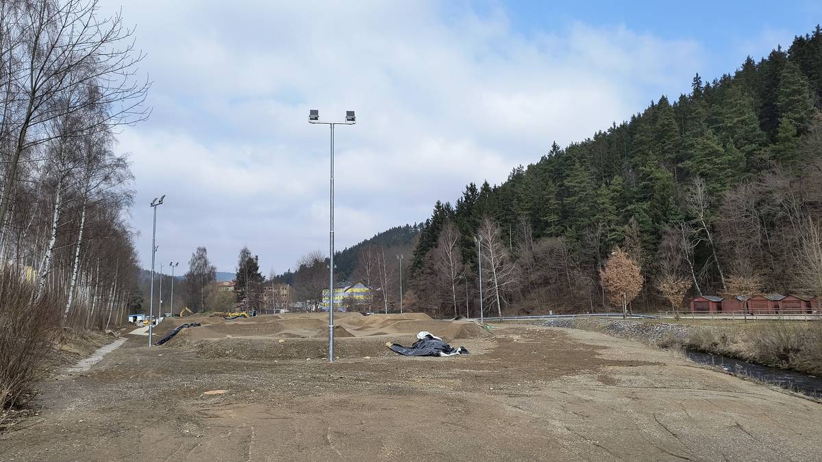 S jarním oteplením se opět rozeběhly stavební práce na pumptrackové dráze u Volyňky - fotky jsou z 18. 3. 2026. Kromě vytvarovaných boulí, které dostanou pevný povrch, už stojí i stožáry veřejného osvětlení. Stavebníkovi také bylo předáno staveniště přístupové komunikace, která areál napojí na silnici I/4. Hotovo má být v červnu 2026   Více o projektu na webu města: Pumptrack 2022-2026: Vimperk