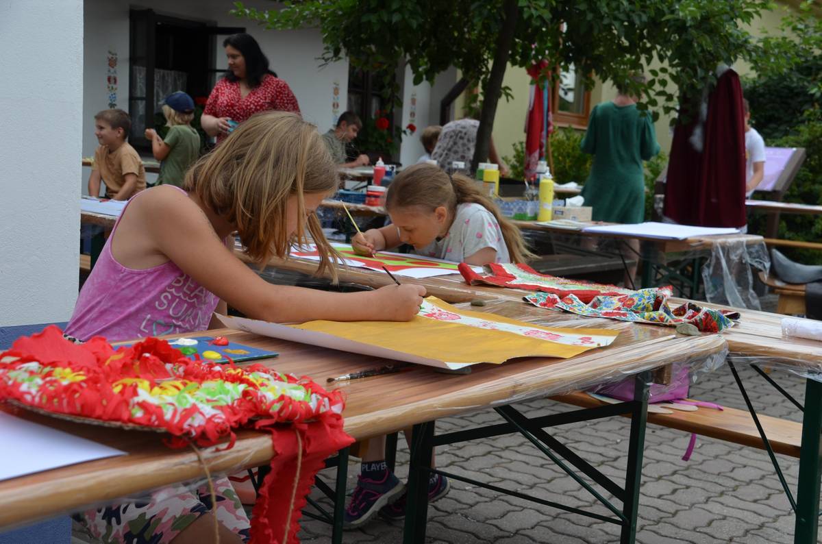 Kulturní a vlastivědné sdružení Skoronice pořádá ve spolupráci s obcí Skoronice Jarní školu folklorního malování, která se uskuteční v sobotu 28. března 2026 od 9:00 do 14:30 hod. v zasedací místnosti Obecního domu. Tématem tohoto workshopu jsou jarní a velikonoční motivy, přičemž malování je určeno pro školní děti a mládež ve věku od 6 do 15 let. Díla vytvořená účastníky jarního malování budou spolu s obrazy z Letní školy folklorního malování (1.–3. července 2026) vystavena v rámci výstavy, jejíž vernisáž se uskuteční na skoronskou pouť. Na jarní malování můžete účastníky přihlásit u Marie Holcmanové na tel. 776 649 579 nebo u Elišky Plaché na e-mailové adrese eliska.placha05@gmail.com do středy 25. března 2026.