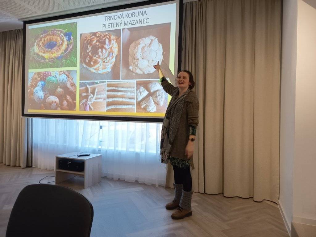 Klub seniorů Havlovice pořádal nejen pro své členy, ale všechny havlovické seniory dvě akce ve společenské místnosti čp. 61.            Dne 25.2.2026 proběhlo promítání starších videoreportáží ze života spolků a obce. Přítomni byli Jiří Středa a Josef Provazník, tvůrci reportáží ze studia TV JS v Úpici. Výběr videí zachytil události před více jak 15 lety. Seniory akce velice zaujala. Přítomnost tvůrců a jejich faktické poznámky ke snímkům ještě více podtrhly pěkné vzpomínání na časy dávno minulé. Pro velký ohlas je pravděpodobné, že se akce bude na podzim opakovat. Další akce proběhla 11.3.2026. S blížícími se Velikonočními svátky byla zařazena přednáška na téma o lidových tradicích Velikonoc, kterou přednesla Mgr. Jana Nešněrová, ředitelka Městského muzea a galerie J.V. Mezerové v Úpici. Přítomní se dozvěděli mnoho zajímavostí o zapomenutých tradicích ze širšího Podkrkonoší. Obě zmíněné akce se velmi vydařily. Kladné ohlasy byly pro organizátory odměnou a zároveň potvrzením, že má smysl v tomto směru pokračovat.                                                                       Ing. Miroslav Malafa                                                                                       předseda seniorů