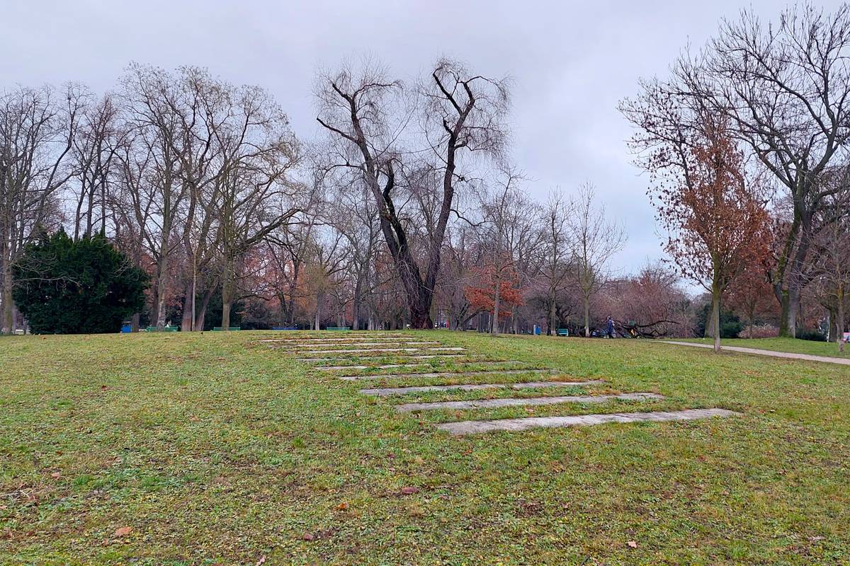 V architektonicko-výtvarné soutěži na řešení vstupu do Jiráskových sadů v Litoměřicích se sešlo dohromady 39 návrhů. Lhůta pro jejich podávání skončila dnes v poledne. Hodnotící zasedání poroty je předběžně plánováno na 30. března, výsledky soutěže by měly být oznámeny v dubnu. Došlé návrhy budou odbornou porotou hodnoceny anonymně, a to v souladu s platnou legislativou a soutěžním řádem České komory architektů.  Otevřená soutěž navázala na odstranění pomníku Čest a sláva Sovětské armádě, jenž se na nároží ulic Žižkova a Osvobození nacházel od roku 1975 a byl odstraněn loni v červnu. Tento krok reagoval na dlouhodobou společenskou diskusi o podobě veřejného prostoru a o způsobu připomínání historických událostí. „Cílem soutěže není nahradit původní sochu jiným dílem, ale celkově promyslet podobu tohoto místa a vytvořit kvalitní a přirozený veřejný prostor odpovídající současnému vnímání města i parku,“ uvedl místostarosta Litoměřic Jiří Adámek. Předpokládané investiční náklady jsou stanoveny na 2 miliony korun bez DPH. Tato částka zahrnuje projektovou dokumentaci, realizaci samotného díla nebo úprav, případné technologické prvky, mobiliář i krajinářské úpravy v řešeném území.  Organizátorem soutěže je společnost CBArchitektura, která má s přípravou architektonických soutěží bohaté zkušenosti. Město Litoměřice v soutěži vystupuje v roli zadavatele.