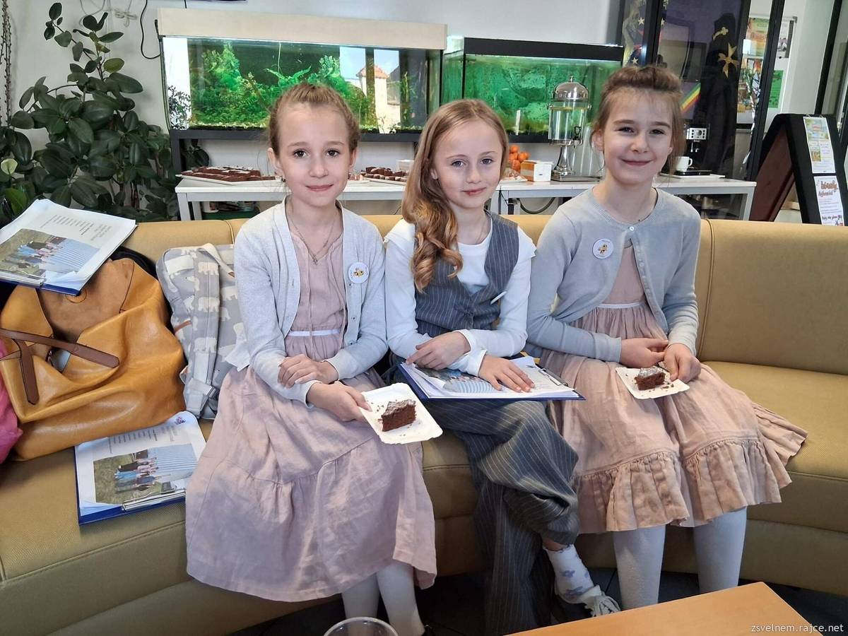 V rámci projektu MAS Hustopečsko „Děti tvoří region“, se žáci na základní školy zúčastnili prezentace projektů se svým projektem „Obnova školní zahrady po výstavbě školní haly“. Tato prezentace se konala na Ekocentru Trkmanka ve Velkých Pavlovicích. Naše děvčata byla velmi šikovná a výborně prezentovala svůj záměr. I když nakonec projekt našich dětí nebyl vybrán k financování z MAS Hustopečsko, byla by velká škoda, aby tento záměr zůstal nerealizovaný. Proto tento projekt „Obnova školní zahrady po výstavbě školní haly“ podpoří Městys Velké Němčice. Děkujeme za reprezentaci na školy a našeho městyse.