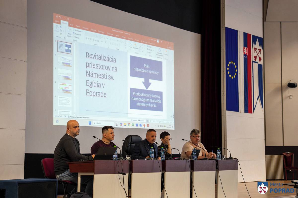 Na Mestskom úrade v Poprade sa uskutočnilo stretnutie k pripravovanej rekonštrukcii námestia, na ktoré boli pozvaní všetci, ktorých sa tento projekt priamo dotýka.  Za vedenie mesta sa stretnutia zúčastnili primátor Anton Danko, vedúca oddelenia výstavby Monika Rontová, stavebný a technický dozor Miroslav Body, ako aj zhotovitelia stavby - Martin Laurinčík, predseda predstavenstva firmy Adifex a Vladislav Suran, stavbyvedúci firmy Adifex.  Prítomným občanom, podnikateľom a majiteľom prevádzok a objektov boli poskytnuté informácie o priebehu rekonštrukcie a o tom, čo jednotlivé etapy prinesú v praxi. Zhotovitelia stavby ich rozviedli z hľadiska predpokladaného časového horizontu trvania jednotlivých fáz výstavby. „Keďže terasy na námestí budú tento rok v obmedzenom režime, poplatky za terasy budú zrušené v tomto aj v budúcom roku. Prítomných som oboznámil s vytvoreným riešením na organizovanie väčších kultúrnych podujatí, akými sú napr. kultúrne leto, Mikuláš či iné akcie, keďže v medzikostolí sa už nebudú konať a bude tam vytvorená oddychová zóna plná zelene. Práve preto vznikne v priestore pred fontánou zhromaždisko, na ktoré dnes niektorí neprajníci poukazujú ako na „betónové námestie.“ V skutočnosti pôjde o plnohodnotný priestor pre podujatia. Fontána bude prekryteľná tak, aby sa tam zmestilo aj viac ako 5-tisíc ľudí,“ uviedol primátor Anton Danko.  Po prezentácii nasledovala otvorená diskusia, v rámci ktorej mali zúčastnení priestor klásť otázky a vyjadriť svoje podnety. „Pýtal som sa aj na parkovisko z východnej strany a na kompenzáciu tržieb, o ktoré my prídeme. Neviem, ako by sa to dalo riešiť, lebo ekonomicky na tom stratíme, no pozitívne je, že mesto pristúpilo k tomu, že umožní využívať terasy po rekonštrukcii zadarmo. Námestie bude krajšie, bude tam chodiť viac ľudí,“ povedal majiteľ dvoch gastro prevádzok na námestí, František Galik. „Musím sa úprimne priznať, že zo včerajšieho stretnutia ma mrzí jedna vec. V uvoľnenej atmosfére vznikol aj odľahčený moment, keď som si dovolil zažartovať o tom, že na námestí zakážeme aj fajčenie a bicyklovanie. Predpokladal som, že každý to pochopí ako humor v rámci diskusie. O to viac ma sklamalo, že niektorí zúčastnení, ktorí mali priamo na stretnutí možnosť vyjadriť svoj názor, dnes tieto moje výroky vytrhnuté z kontextu anonymne prezentujú na sociálnych sieťach. Viem, že samotná rekonštrukcia je bolestivým procesom, ale verím, že to spoločne zvládneme a všetkých Popradčanov ubezpečujem, že výsledok bude stáť za to,“ dodal popradský primátor.  Keďže ide o projekt financovaný z európskych fondov, v zmysle platnej metodiky musí prejsť kontrolou verejného obstarávania Úradom pre verejné obstarávanie. Bezprostredne po ukončení tohto procesu, ktorý momentálne prebieha, budú môcť začať stavebné práce. Ak nenastanú žiadne nepredvídateľné okolnosti počas realizácie stavby, bude rekonštrukcia námestia trvať 9 mesiacov.   PROJEKT JE SPOLUFINANCOVANÝ EURÓPSKOU ÚNIOU V RÁMCI PROGRAMU SLOVENSKO.