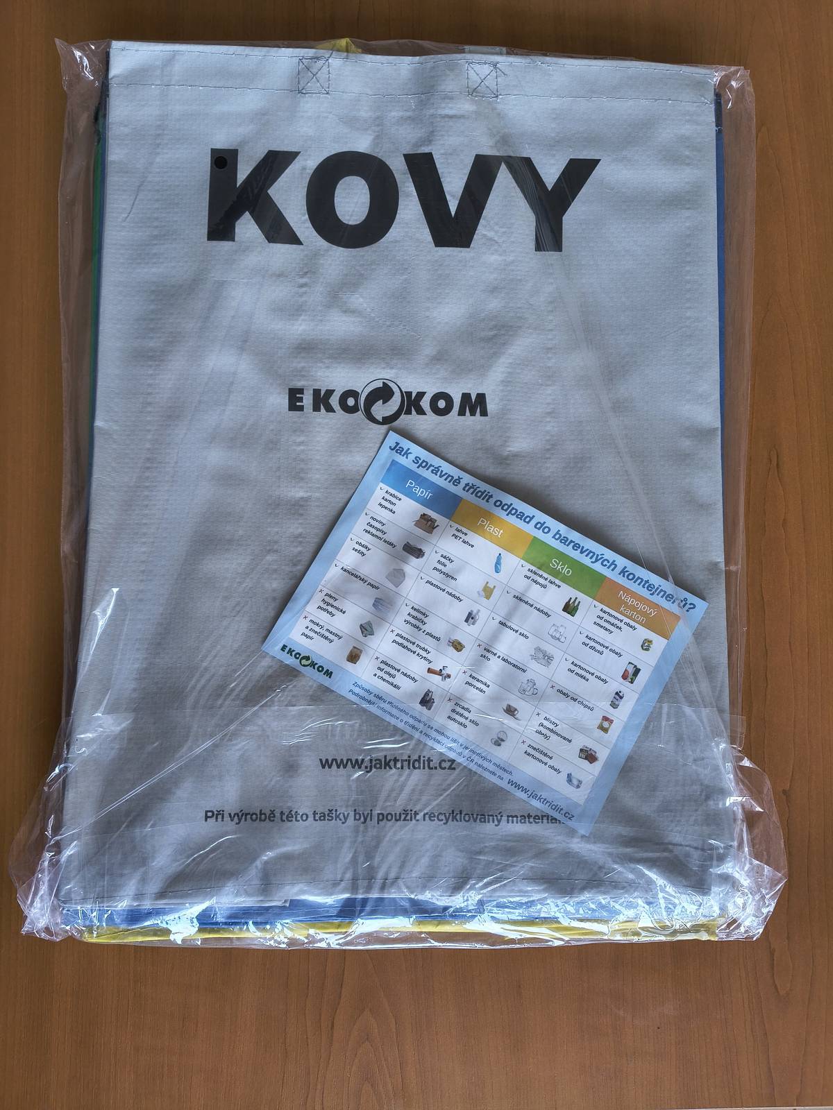 Na obecním úřadě je pro zájemce k vyzvednutí posledních 10 sad tašek na tříděný odpad - papír, plast, sklo, kov.