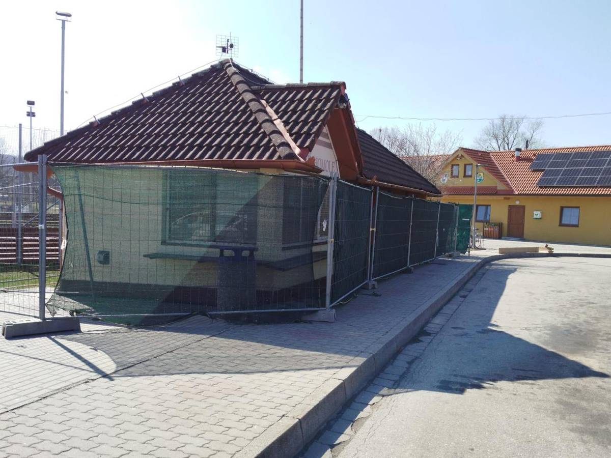 Dnešním dnem byla zahájena plánovaná rekonstrukce autobusové zastávky na točně v Nových Homolích. Tato úprava přinese modernější a bezpečnější zázemí pro všechny cestující, nicméně po dobu realizace bude prostor zastávky sloužit jako staveniště.