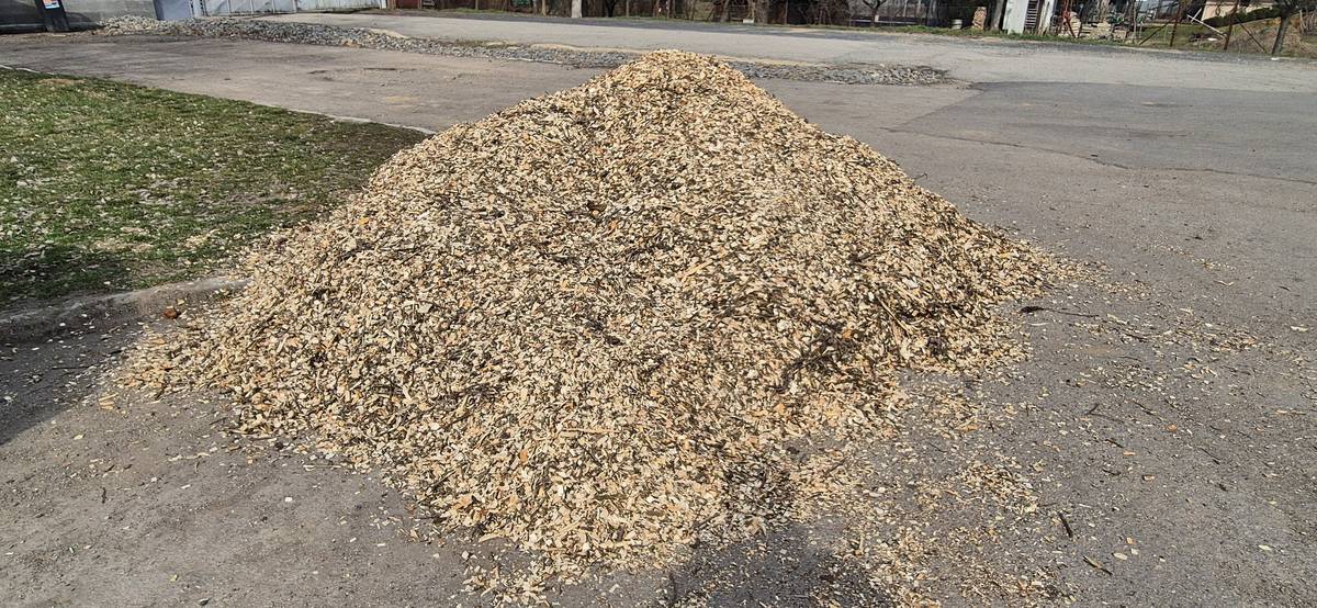 Vážení občané, na základě opětovného zájmu o štěpku jsme pro vás připravili další zásobu. Od dnešního dne je na parkovišti před AGROPODem k dispozici štěpka, kterou si můžete zdarma rozebrat. 🌳 📅 Štěpka bude dostupná do rozebrání. Neváhejte si přijet nabrat – štěpka je ideální k mulčování a zlepšení půdy. 🌱 🙏 Děkujeme za váš zájem a přejeme příjemné využití na zahradách! 🌼🪴