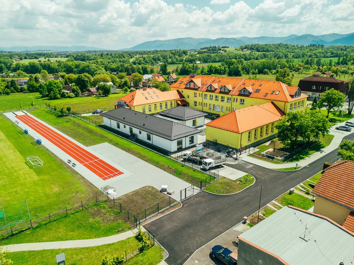 Frýdecko‑Místecký Deník napsal o nově otevřené mateřské škole v Dolních Domaslavicích, která rozšiřuje kapacitu míst pro děti a nabízí moderní prostředí podporující jejich rozvoj. Článek také zmiňuje, že tento projekt je důležitým krokem pro podporu rodin v obci. Celý článek:  https://fm.denik.cz/zpravy_region/dolni-domaslavice-skolka-nova-mista-deti-frydecko-mistecko.html
