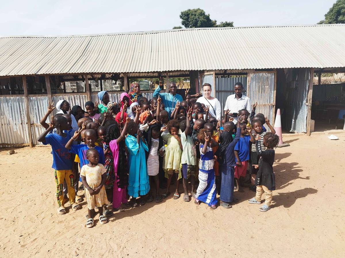 Ředitelka školy navštívila další komunitní centrum v Gambii, tentokrát ve vesnici Chamen, kde měla možnost nahlédnout do každodenního života místních dětí i výuky. Spolupráce tak postupně získává konkrétní podobu a přináší nové zkušenosti na obou stranách. Do společného projektu se již podruhé zapojili žáci 5.A. Zatímco při prvním setkání kreslili a psali dětem přání, tentokrát pro ně připravili anglický video pozdrav. O to větší radost přinesla odpověď. Děti z Chamen pozdrav oplatily a navázaly tak první skutečné spojení napříč kontinenty. Místní školáci zároveň obdrželi psací potřeby a sešity. Ředitelka školy se během návštěvy zapojila i do samotné výuky, kterou vedla společně s místními pedagogy. Ti tak měli možnost sdílet zkušenosti a získat nové podněty pro svou pedagogickou praxi. Ve spolupráci se zřizovatelem školy a za podpory paní starostky Bc. Jitky Šedinové pořádáme sbírku drobných školních a hygienických potřeb. Pokud byste se chtěli do této myšlenky zapojit i vy, budeme rádi za drobné školní a hygienické potřeby jakou jsou tužky, pastelky, gumy, ořezávátka, kartáčky na zuby nebo jednoduché batůžky (vaky). Sbírka bude probíhat do 30. dubna 2026. Věci můžete nosit do budovy naší školy. Děkujeme všem, kteří se rozhodnou pomoci.  I malé kroky tak mohou mít velký význam a otevírat nové možnosti.