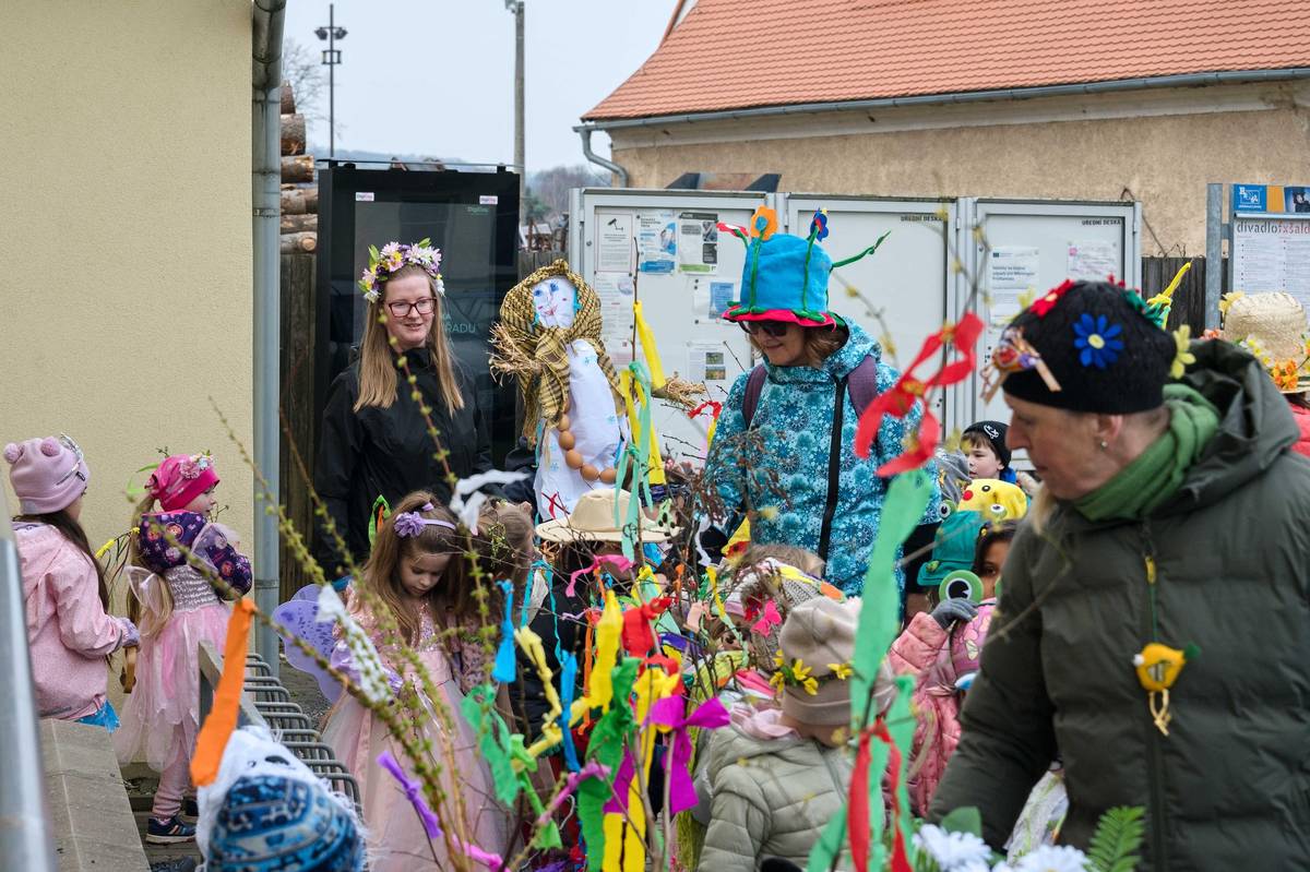 Dnes za námi dorazily děti z naší mateřské školky v doprovdu svých učitelek, abychom společně vyhnali ZIMU a přivítali JARO. Děkujeme 🌺🐣☀️