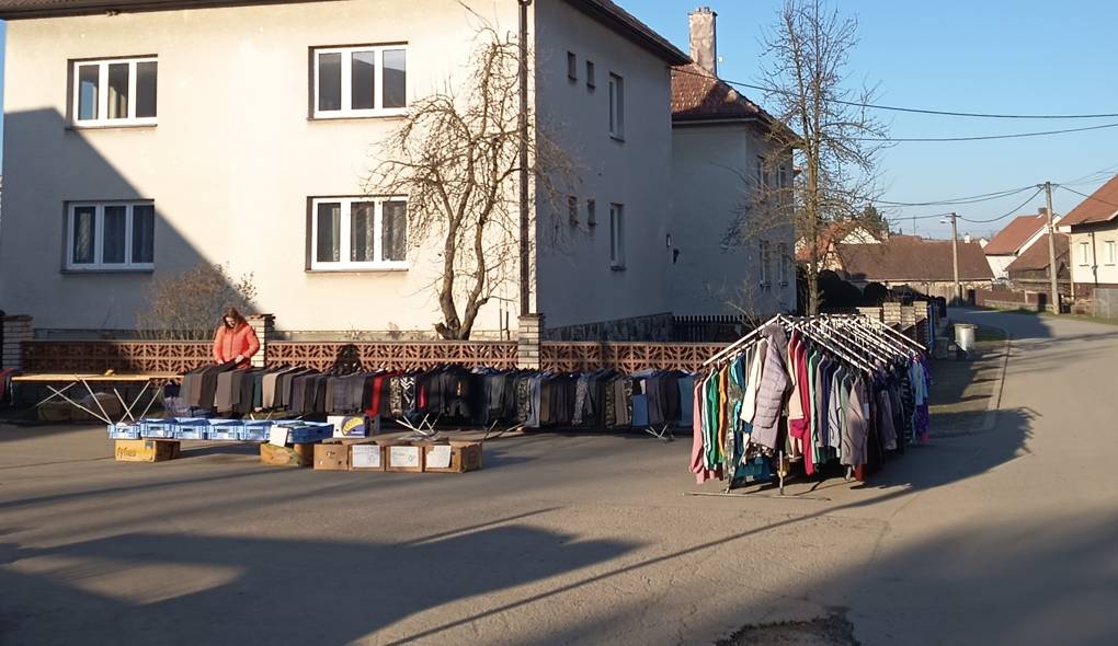 Dnes najdete před obecním úřadem stánek s oblečením.