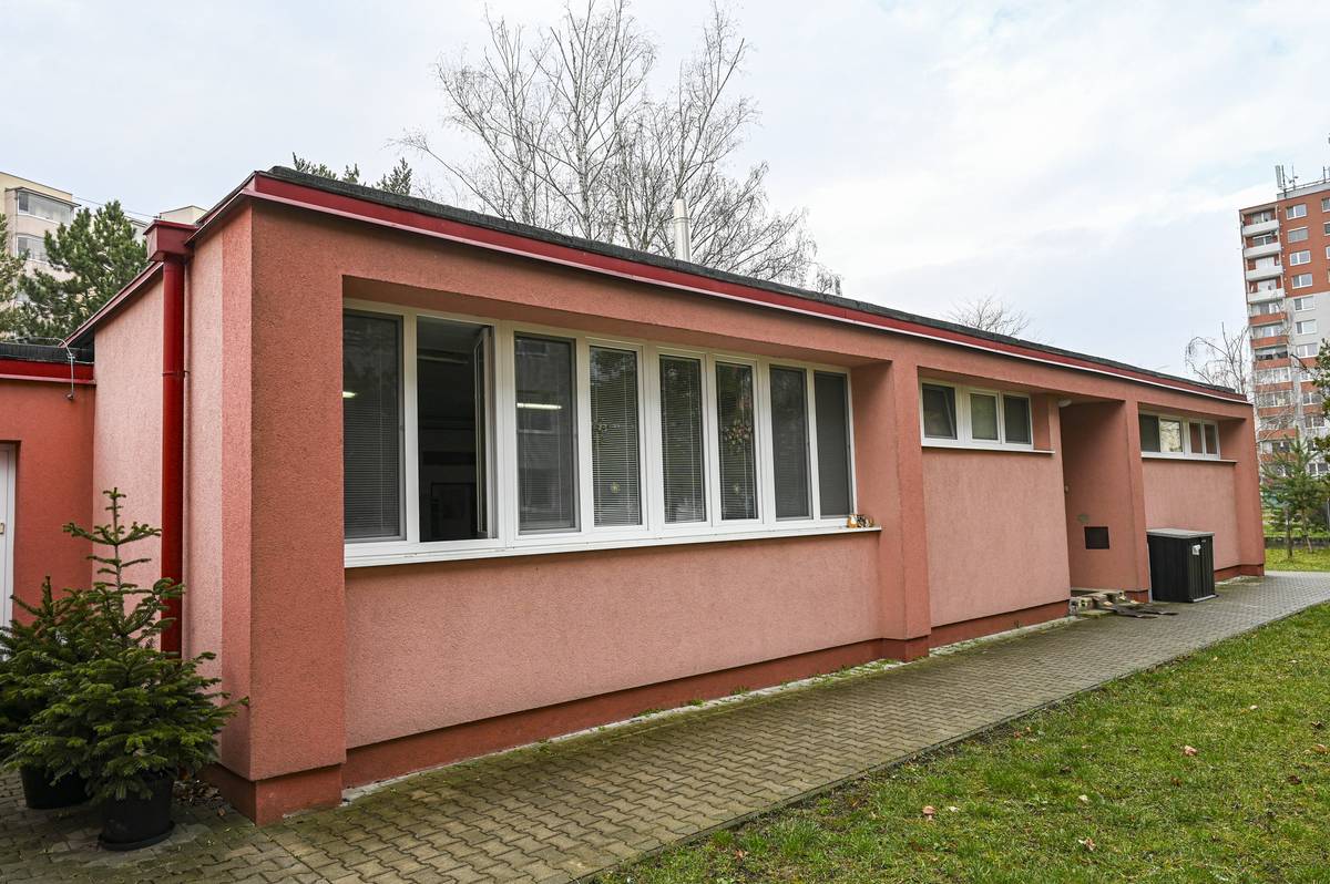 Mesto Nové Mesto nad Váhom ako zriaďovateľ materských škôl v Novom Meste nad Váhom týmto oznamuje, že elokované pracovisko Materskej školy na Ulici Hollého 1913/3 bude v termíne od 23. marca do 27. marca dočasne uzatvorené. Dôvodom tohto opatrenia je vznik havarijného stavu stropného systému v kuchyni materskej školy a v súvisiacich priestoroch. Na základe zistených skutočností pristúpilo mesto bezodkladne k riešeniu situácie formou neplánovanej, avšak nevyhnutnej rekonštrukcie uvedených priestorov, s cieľom eliminovať akékoľvek riziká a zabezpečiť riadne technické, hygienické a bezpečnostné podmienky prevádzky. Mesto Nové Mesto nad Váhom pristupuje k ochrane zdravia a bezpečnosti detí s maximálnou vážnosťou a dôslednosťou. Prijaté opatrenia sú vedené prioritným záujmom zabezpečiť bezpečné prostredie pre deti a zamestnancov materskej školy. Rodičia detí dotknutej materskej školy boli o vzniknutej situácii a prijatých opatreniach včas informovaní dostupnými komunikačnými kanálmi. DÔLEŽITÉ OZNÁMENIE O DOČASNOM UZATVORENÍ ELKOVANÉHO PRACOVISKA MATERSKEJ ŠKOLY HOLLÉHO | www.nove-mesto.sk