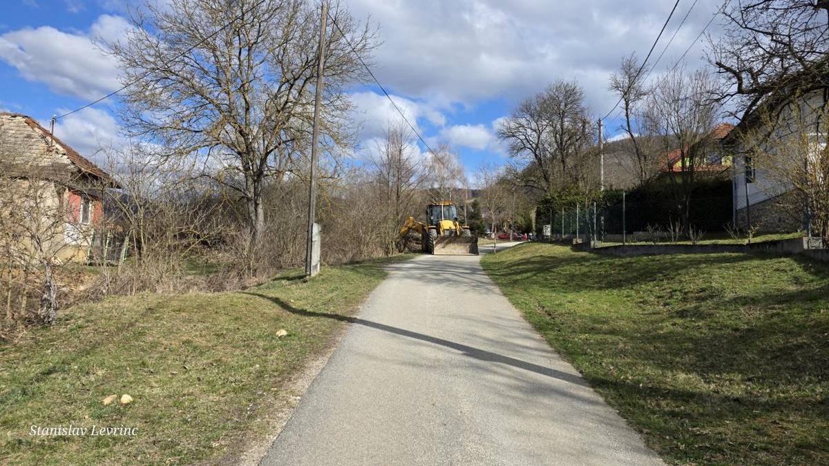 Obec Rochovce zabezpečila realizáciu čistenia odvodňovacích priekop popri miestnej komunikácii prostredníctvom odborne spôsobilej firmy, ktorá práce vykonala mechanizmom typu JCB.