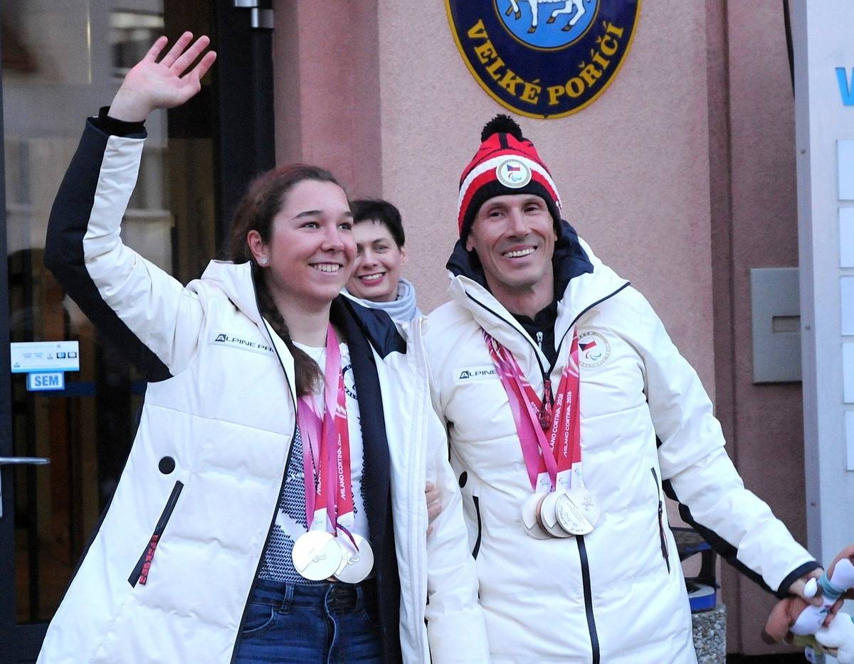 Chtěli bychom z celého srdce poděkovat vám všem, kteří jste včera dorazili na setkání s naší úžasnou paralympioničkou Simčou Bubeníčkovou a jejím týmem. Byl to večer plný emocí, na které jen tak nezapomeneme. Simča nás naprosto dostala svou bezprostředností – byla neuvěřitelně milá, vtipná a ke každému z vás si našla chvilku na úsměv nebo pár slov. Myslím, že chvílemi jsme měli slzy v očích, když Simča s Davidem vyšli ven na náměstí za zvuků bubnu a hudby. Ta energie venku i v sále byla prostě nepopsatelná. Bylo to dojemné, veselé a zkrátka... SUPER! Ještě jednou velice děkujeme vám, občané, že jste vytvořili tak skvělou kulisu. Poděkování patří také členům běžeckého oddílu BKL Machov za bouřlivé ovace. Děkujeme Simče, Davidovi, paní trenérce Martině a všem ostatním, kteří se na tomto velkém úspěchu podíleli. Tento večer nám všem dal obrovskou energii!   Vedení obce