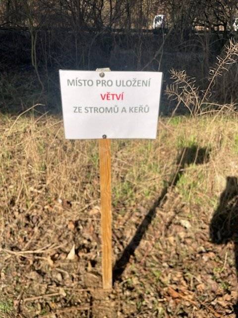 Milí Koštováci, připravili jsme pro Vás pod dálnicí prostor pro uložení větví ze stromů a keřů, které budou pravidelně dle potřeby seštěpkovány. Pro měkký bioodpad (tráva, listí atd.) využijte prosím Vaše kompostéry nebo zavezte zdarma na sběrné místo v Edisonově ulici. Děkujeme!