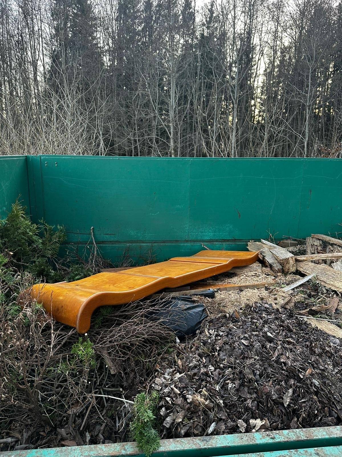 NE, starý nábytek ani igelitové pytle do kontejneru na bioodpad NEPATŘÍ. Žádáme majitele o odvoz tohoto odpadu z kontejneru umístěného u lesa.
