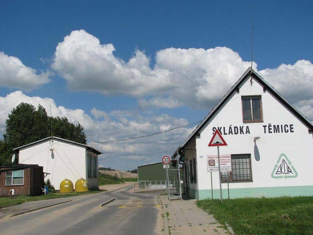 Společnost EKOR, s.r.o. informuje občany, že z důvodu poruchy kompaktoru je dočasně zastaven příjem veškerého odpadu na skládce v Těmicích. K obnovení provozu by mělo dojít nejpozději do 23. března 2026. Obec Skoronice v této souvislosti apeluje na občany, aby do uvedeného data žádné odpady na skládku nevozili. Děkujeme za pochopení.