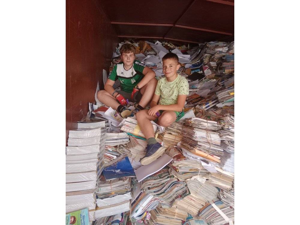 Základná škola Malé Leváre oznamuje žiakom a rodičom, že na školskom dvore je pristavený kontajner na zber papiera.   Môžete prispieť a doviezť starý papier, čím podporíte našu školu. Zber bude prebiehať len do nedele 22. marca 2026.   Ďakujeme za každé kilo papiera, ktorým chránite životné prostredie a pomáhate škole!   Mgr. Slavomíra Orlová Riaditeľka školy