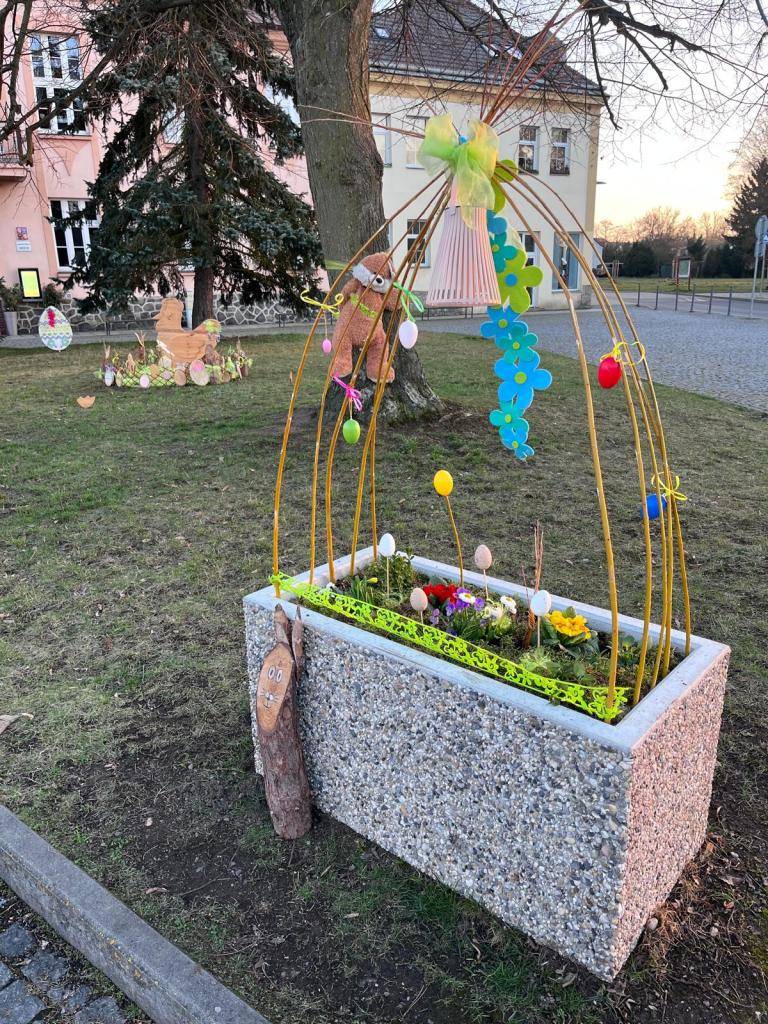 Velikonoce, největší křesťanské svátky a také svátky jara, jsou už téměř za dveřmi. Na zbůšském náměstí se proto začíná objevovat velikonoční výzdoba.