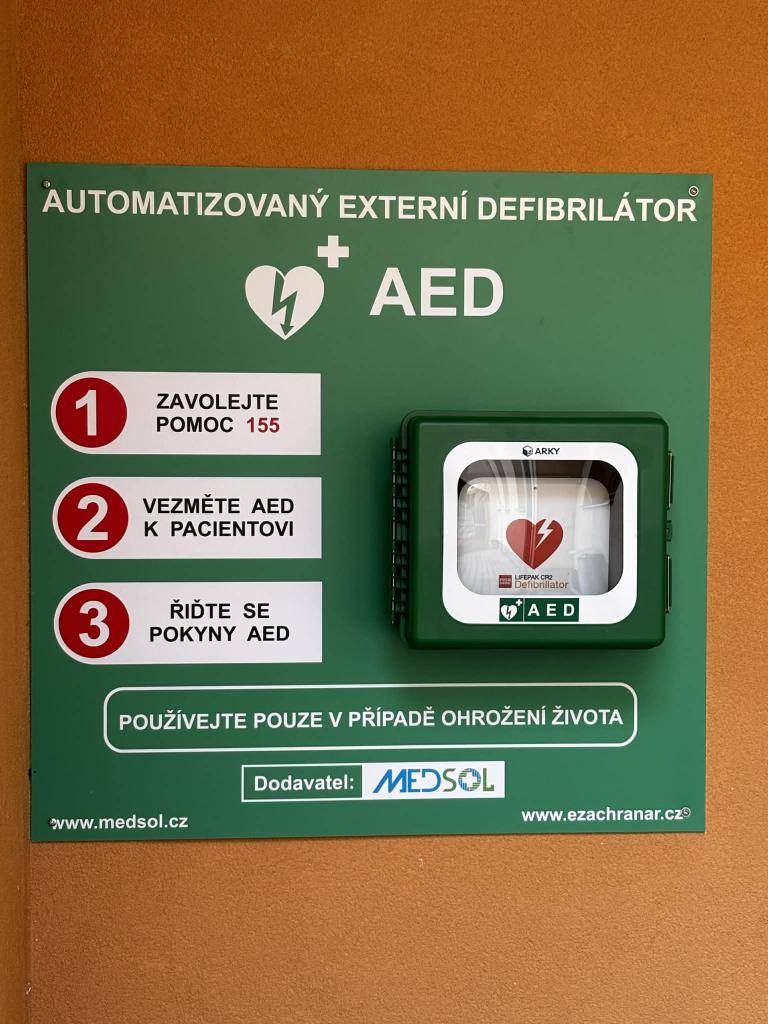 Máme dobrou zprávu pro všechny občany. Na budově obecního úřadu byl nově instalován veřejně přístupný automatizovaný externí defibrilátor (AED), který může v případě náhlé zástavy srdce pomoci zachránit lidský život.