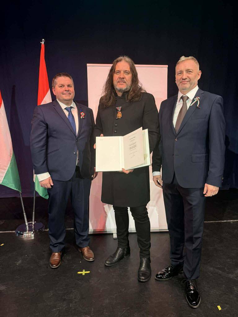 Srdečne blahoželáme Imremu Vadkertimu, rodákovi nášho mesta, ktorý si dnes prevzal Maďarský zlatý kríž za zásluhy.