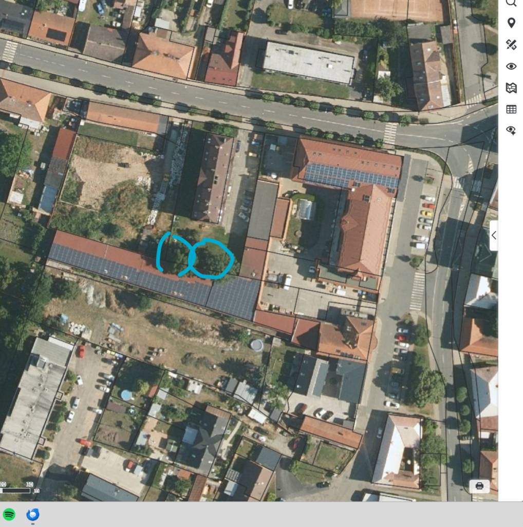 Místo kácení - u bytového domu Pražská 346  ZVÝŠENÁ OPATRNOST