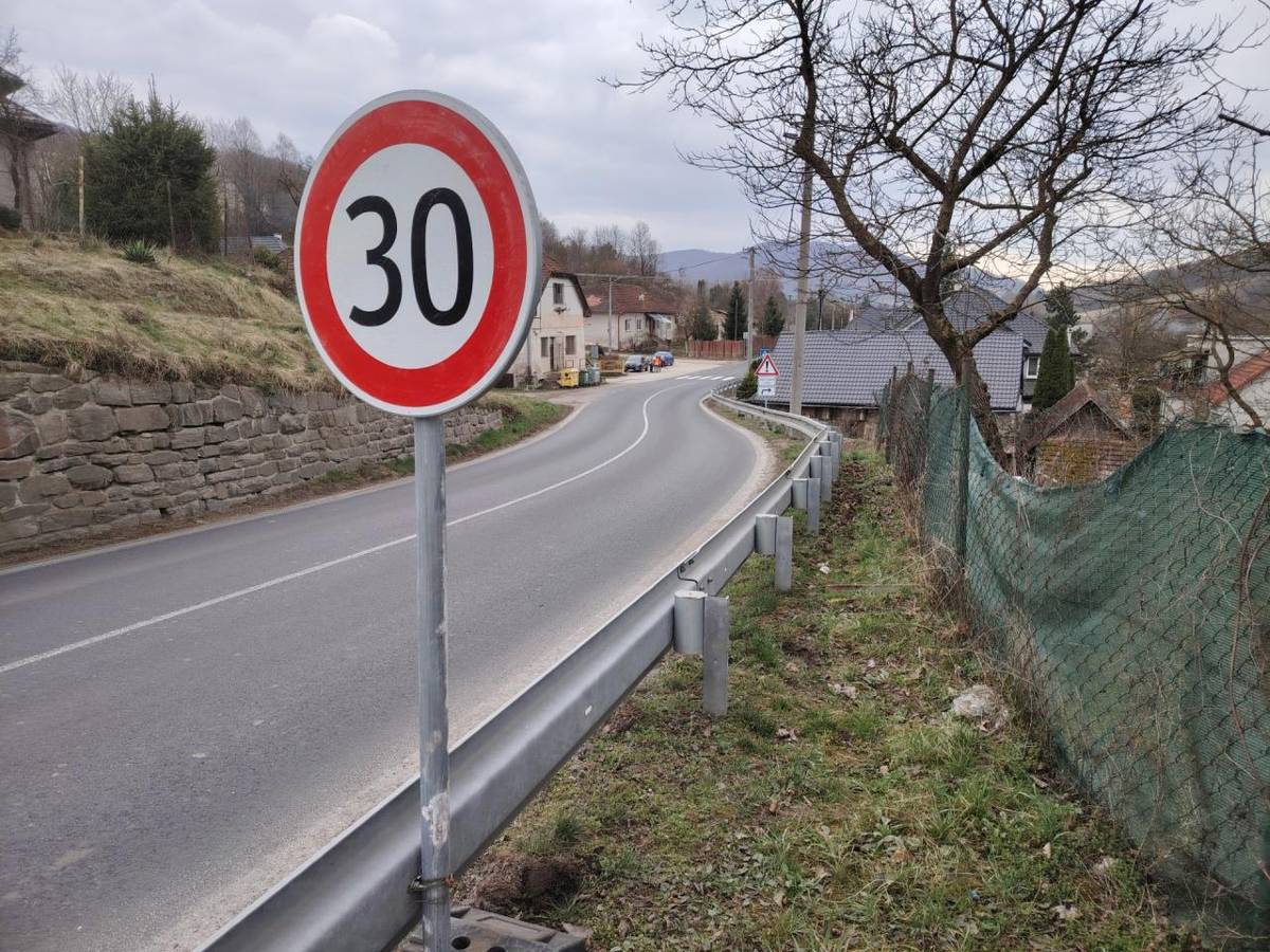 Hnúšťa,18.3.2026 - Okresný úrad Banská Bystrica, odbor cestnej dopravy a pozemných komunikácií, na základe žiadosti mesta Hnúšťa určil na ceste I/72 v mestskej časti Hačava osadenie dočasného dopravného značenia „Zníženie maximálnej povolenej rýchlosti v časti obce na 30 km/h“.