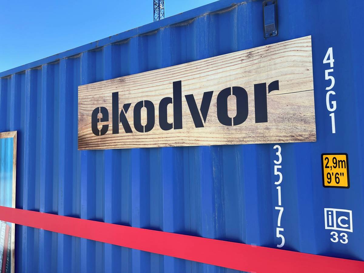 Ide o pilotný projekt spoločnosti Marius Pedersen, nášho zmluvného partnera. Ekodvor je re-use centrum, inak povedané miesto pre opätovné použitie odpadov. Stačí priniesť to, čo už nepotrebujeme alebo si odniesť to, čo nám môže poslúžiť. Všetko bezplatne. Možno u vás doma niekde v skrinke stojí zabudnutý hrnček, z ktorého ste kedysi pili rannú kávu. Na poličke leží kniha, ktorú [...]Čítať viac...