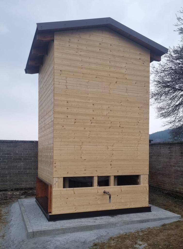 Dokončuje se stavba kolem nádrže na vodu. Voda v nádrži bude až příští úterý 24.3. 2026. Pumpa v urnovém  háji pro nedostatek vody nefunguje.