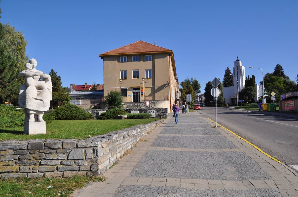 Z důvodu plánované odstávky elektrické energie bude v pondělí 23. 03. 2026 omezen rozsah hodin České pošty pro veřejnost. Upravená otevírací doba v pondělí 23. 03. 2026 je 12:00–18:00. V ostatních dnech zůstává standardní otevírací doba pošty zůstává beze změny.