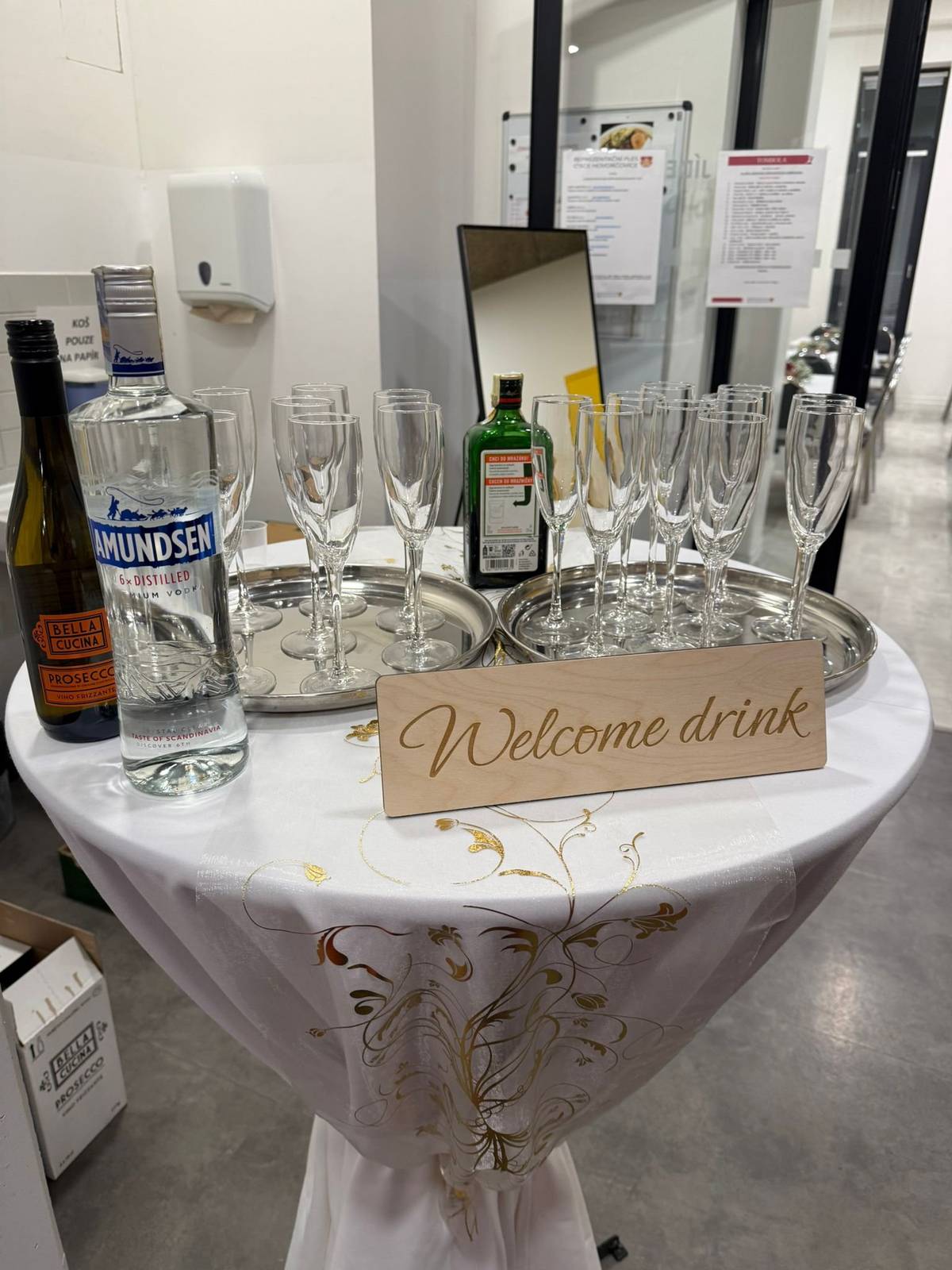 Ples obce Hovorčovice, který se konal v sobotu 21. března 2026, je úspěšně za námi – a můžeme s radostí říci, že se opravdu vydařil. Děkujeme všem, kteří dorazili, bavili se a pomohli vytvořit skvělou, přátelskou a slavnostní atmosféru. Právě díky vám měl ples jedinečné kouzlo – byl plný smíchu, tance, setkávání i příjemných momentů, na které budeme ještě dlouho vzpomínat. Letošní ročník přinesl i několik novinek, které posunuly úroveň plesu zase o kousek výš. Velký úspěch měl bohatý raut, který zajišťoval pan Junghans a který si hosté po celý večer velmi pochvalovali. Neméně oblíbeným se stal i fotokoutek, kde si návštěvníci mohli odnést zábavnou památku na tento výjimečný večer. Již podruhé organizátoři plesu volili nejkrásnější taneční pár, což přispělo k příjemné a slavnostní atmosféře večera. O skvělý kulturní program se postarala taneční skupina Capax...tanec na MAX, která svým vystoupením okouzlila publikum. K tanci i poslechu hrála kapela Bumerang, která udržovala parket plný. Poděkování patří také Mgr. Barboře Kouklíkové za profesionální a zároveň velmi příjemné moderování, které je již neodmyslitelnou součástí našich plesů. Rádi bychom také poděkovali zastupitelce a člence kulturního výboru obce Mgr. Martině Kubátové za podporu a pomoc při přípravě plesu. Velké díky patří také našim sponzorům. Bez jejich finanční podpory a krásných darů do tomboly by nebylo možné ples uspořádat v takové kvalitě. Velmi si jejich podpory vážíme. Gratulujeme všem výhercům tomboly a věříme, že vám ceny udělaly radost a zpříjemnily celý večer. Ještě jednou děkujeme všem, kteří byli součástí tohoto krásného večera. Těšíme se na vás opět za rok. Více fotek naleznete u příspěvku na facebooku obce.