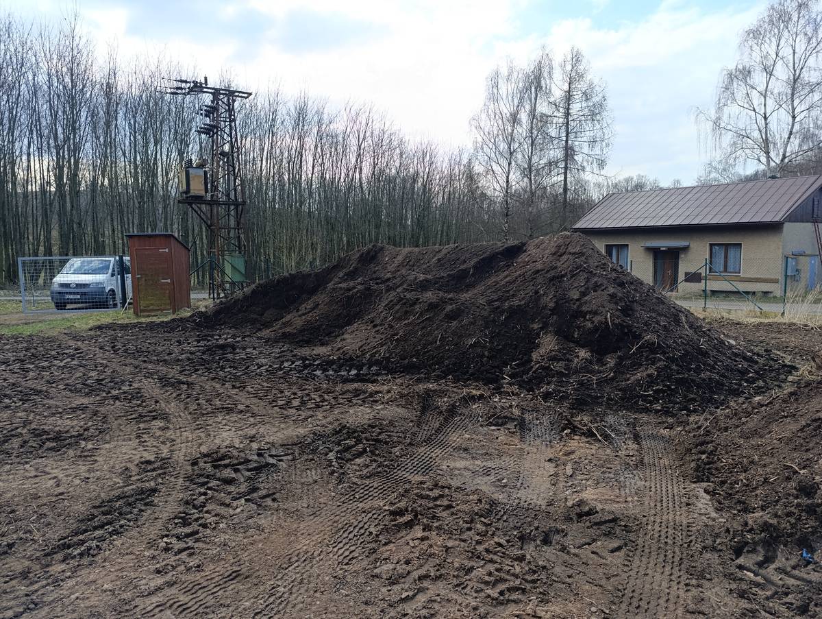 Pokud potřebujete kompostovanou hlínu na zahradu apod., máte možnost si ji bezplatně odebrat na obecní kompostárně. Doporučuji si ji případně překatrovat. Možnost odběru i v jiný termín dle dohody - telefon: 602 650 678 nebo 773 973 379.