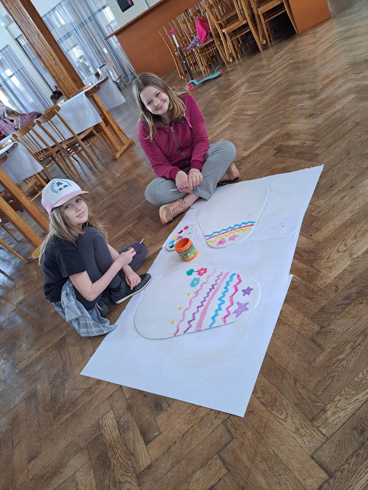 Přinašíme krátkou reportáž z dnešních Velikonočních dílen pořádaných maminkami, tatínky a pomocníky z řad mládeže pod vedením paní Barkové. Akce se velice vydařila a jejím výsledkem budou i vajíčka v domečku u zvoničky, které děti vyzdobily na této akci.