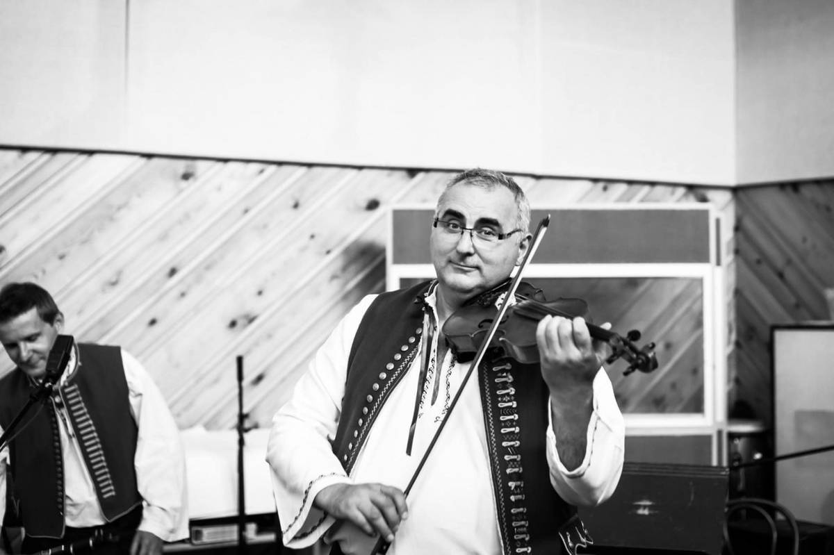 Kdy:    čtvrtek 26. března 2026  Kde:    Multicentrum (knihovna) Halenkovice    Čas:    19:00 hodin Povídat bude ing. Vojtěch Gerla    Jak se dá poznávat svět nám bude vyprávět, ekonom, učitel hry na housle a také primáš cimbálové muziky Valašsko. Díky své vášni pro lidovou muziku poznal nejen české, moravské i slovenské kraje. Cílem jeho cest nebyla pouze Evropa, ale také Amerika či Austrálie. Na mnohých cestách ho provázely i věrné housle.    Přijměte pozvání na setkání, na kterém poznáme i krásu Hawaje a nezapomenutelné okamžiky z cestování. Věřím, že společně strávené okamžiky nám připomenou nejen krásu přírody, ale i poznání, že život není jen o práci …