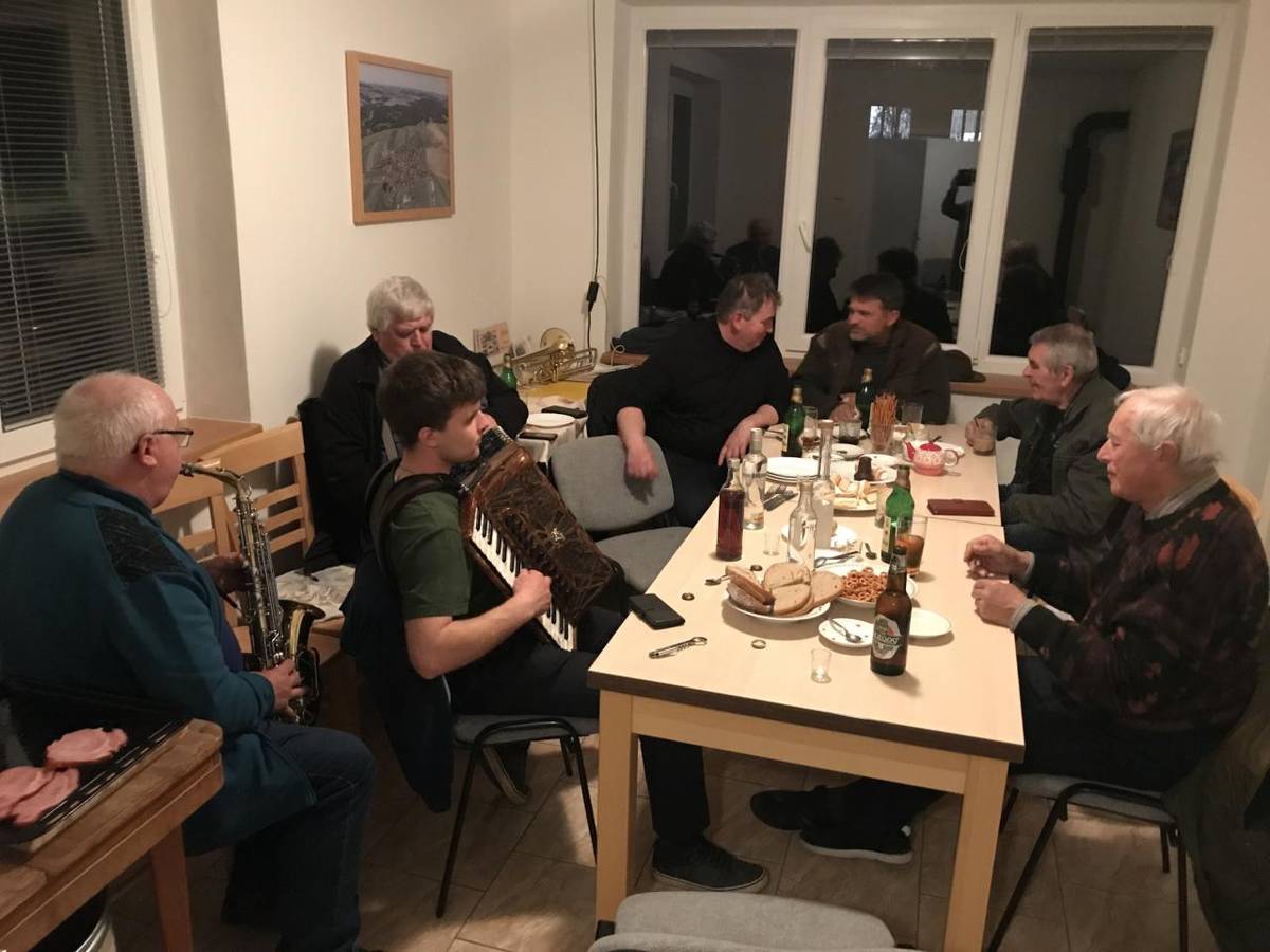 Muzikanti opět gratulovali Josefům. Obnovená tradice hudebních obchůzek spojila Miřetice a Chmelnou v přátelské atmosféře.