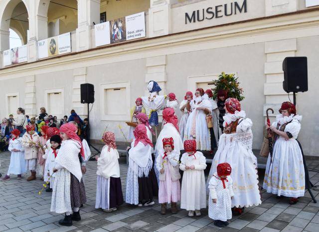 Smrt nesem z města, potokem je cesta, však my tu smrť sprovodime, do potoka jo hodime, smrt nesem zanesem, novy lito přinesem…                               Číst dál...