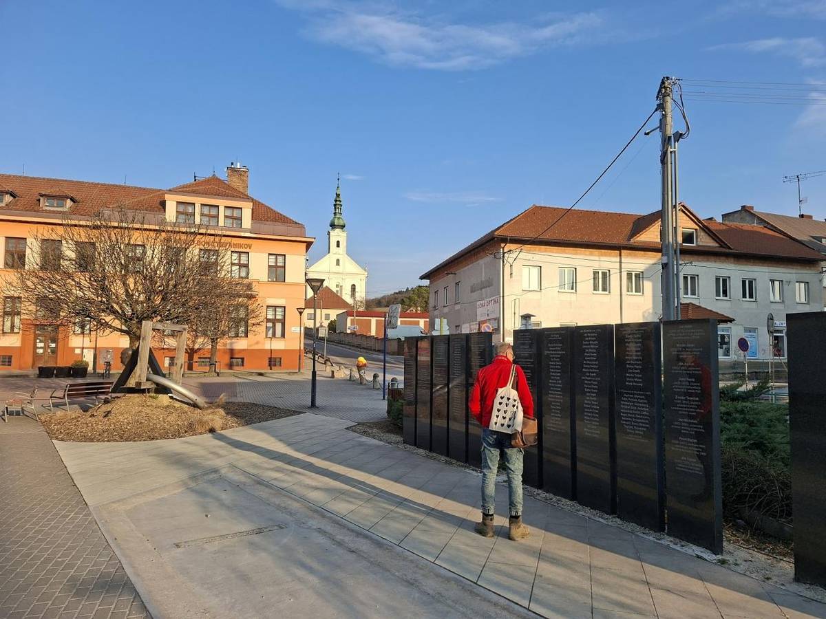 Projekt pripomína osobnosti nášho mesta vyrytím mien na šiestich žulových paneloch už existujúceho panteónu osobností Brezovej pod Bradlom na Námestí gen. M. R. Štefánika.