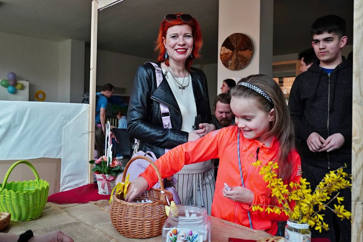 V pátek 20.03.2026 v odpoledních hodinách uspořádala Školní družina na Základní škole Boskovice Slovákova spolu se Spolkem rodičů již dvanáctou tradiční družinovou Anglickou burzu, kdy rodinné týmy na svých stáncích, opět vtipně pojmenovaných a pomalovaných, nabízely k prodeji pochutiny, sladkosti nebo hračky, knihy, šperky či velikonoční výzdobu.