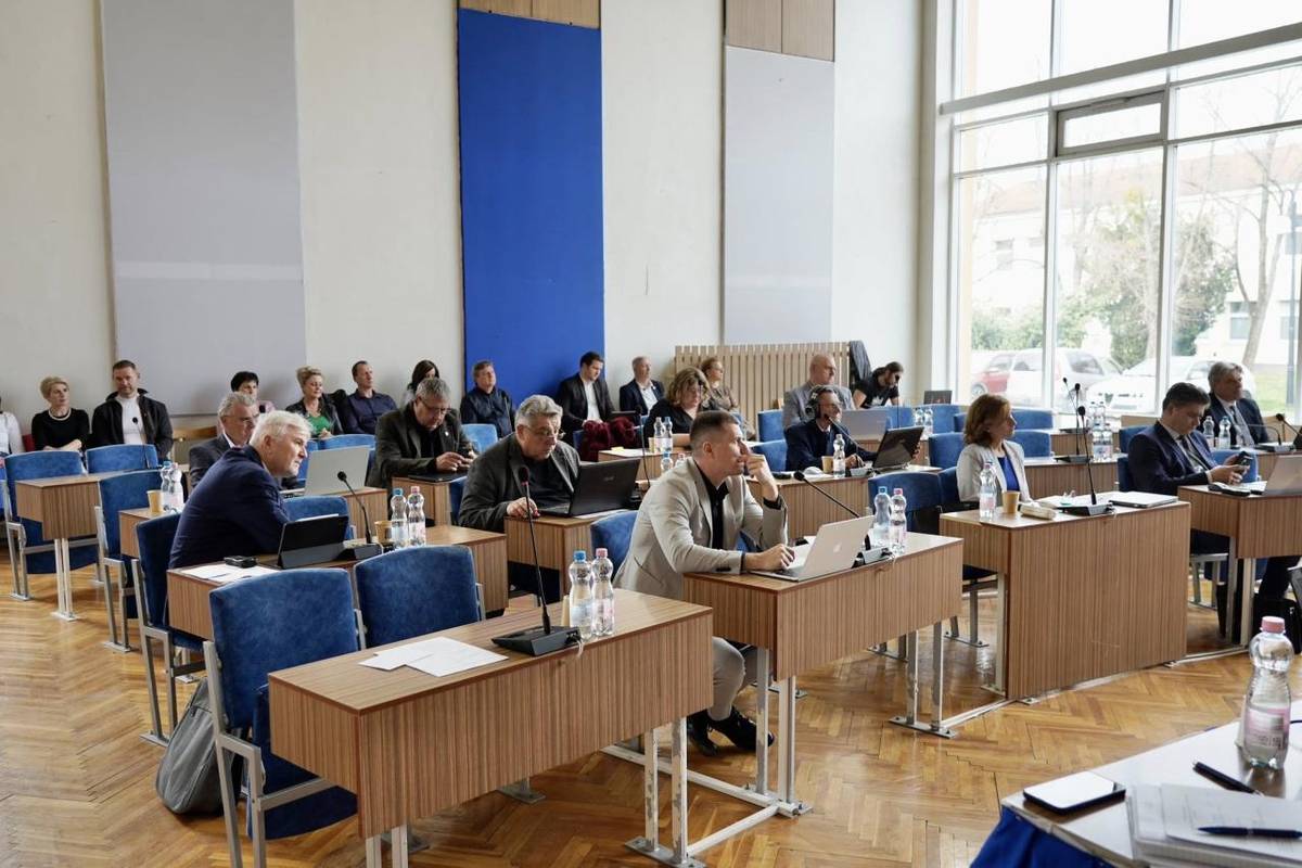 Prebieha 32. zasadnutie mestského zastupiteľstva mesta Kolárovo, kde v bode programu č. 0 poslanci a vedenie mesta zablahoželali aj Imremu Vadkertimu.