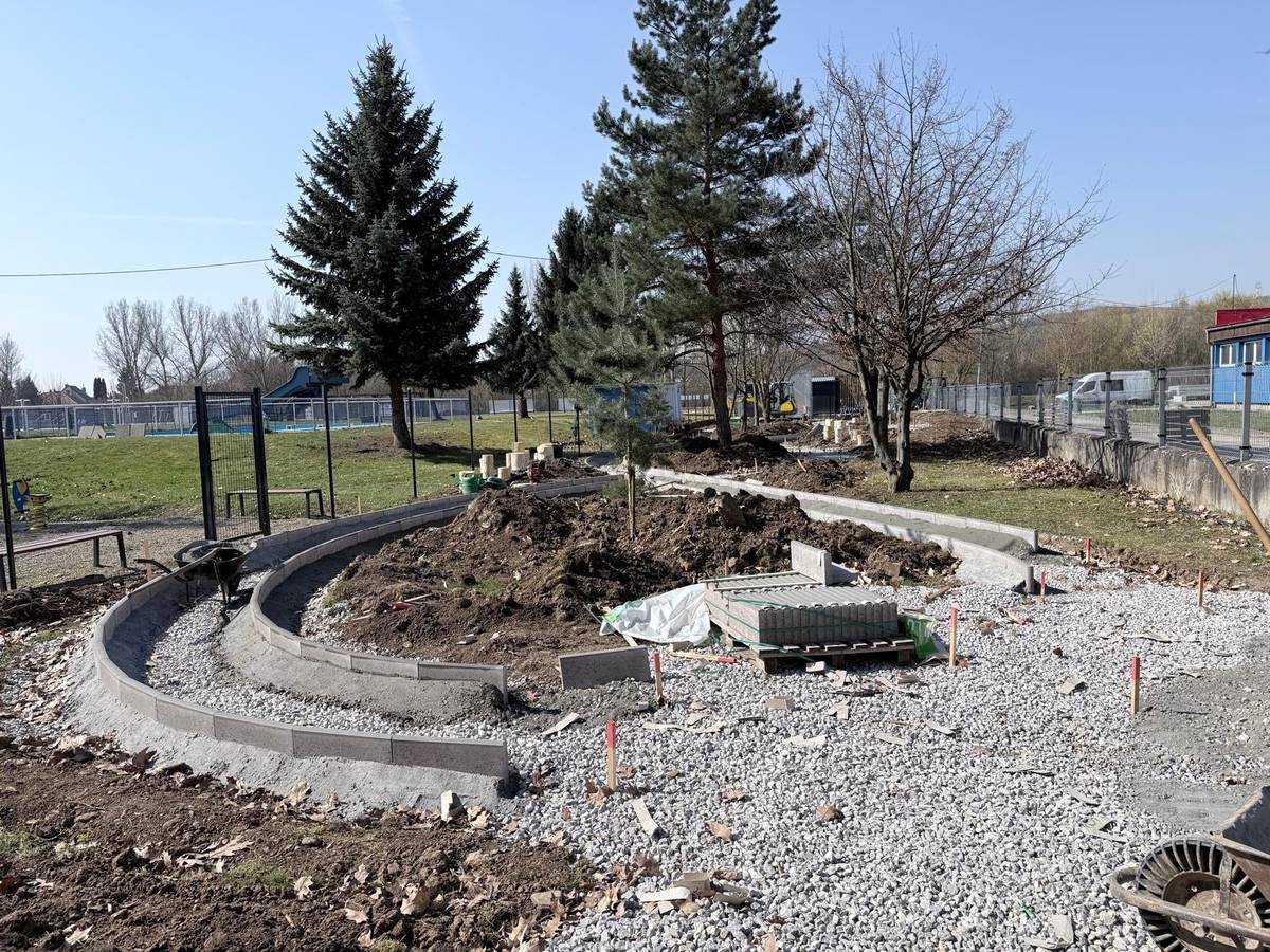 🌞Slnečné dni klopú na dvere a tento rok nás čakajú opäť o niečo príjemnejšie...   🚴♂️Pri potulkách cyklotrasou BEVLAVA budete môcť využiť miesto, na ktorého príprave intenzívne pracujeme...  ❓Čo bude súčasťou zrevitalizovanej časti nevyužívaného priestoru kúpaliska? 👉43 m dlhý senzorický chodník z prírodných materiálov 👉lavičky 👉stojan na bicykle a infotabule  👉príjemná výsadba  👉drevený altánok s posedením a ohniskom...  🥤V kombinácii s Bikepointom vytvoríme miesto oddychu a načerpania nových síl pre cyklistov a okoloidúcich...  💸Projekt je financovaný z Fondu na podporu cestovného ruchu vo výške takmer 64 tis. €.