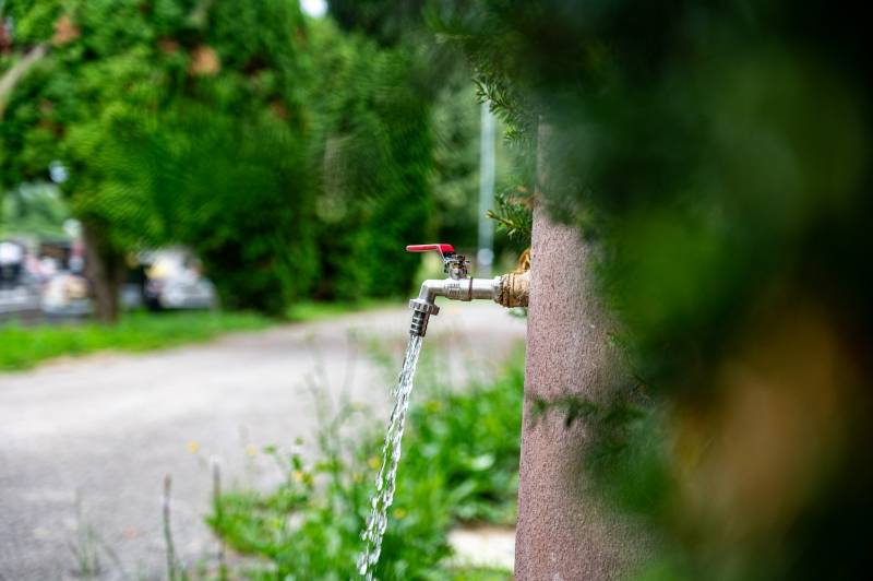 Oznamujeme občanom, že na oboch cintorínoch fuguje voda, porucha bola odstránená.